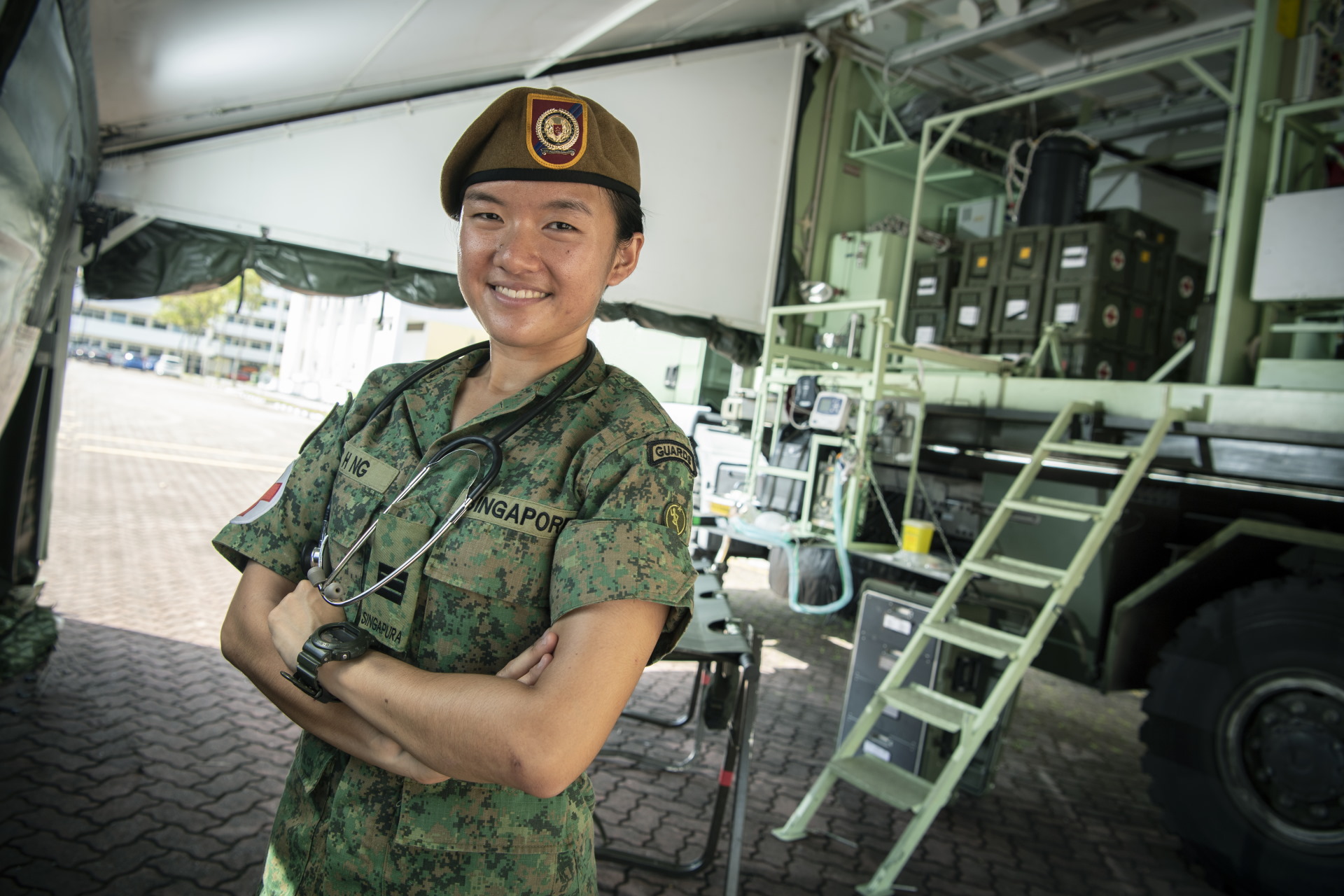 PEGAWAI PERUBATAN PERTAMA MENYARUNG BERET KHAKI