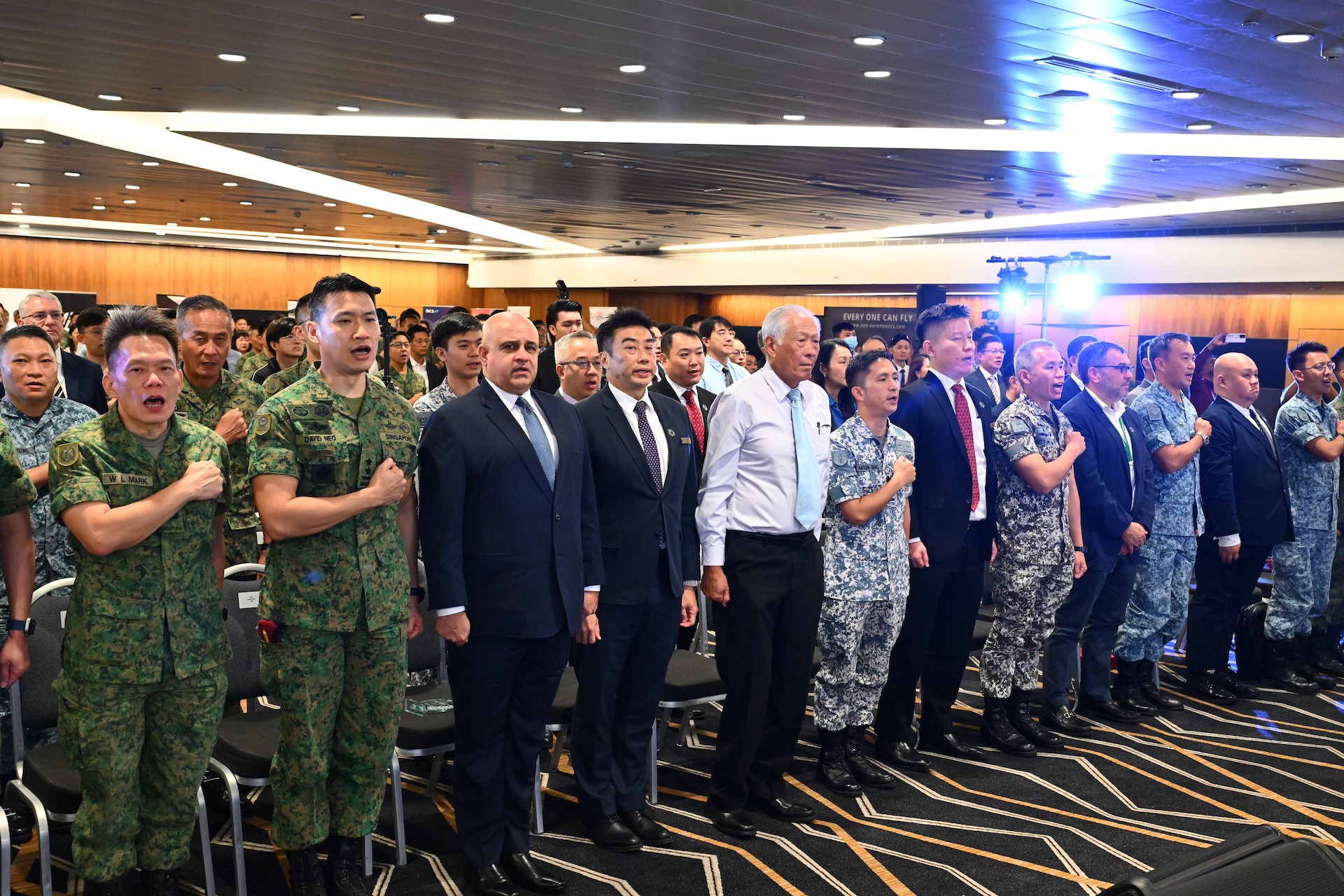 重申对保卫新加坡的承诺